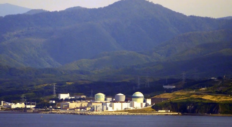 Nuclear power plant with cooling towers
